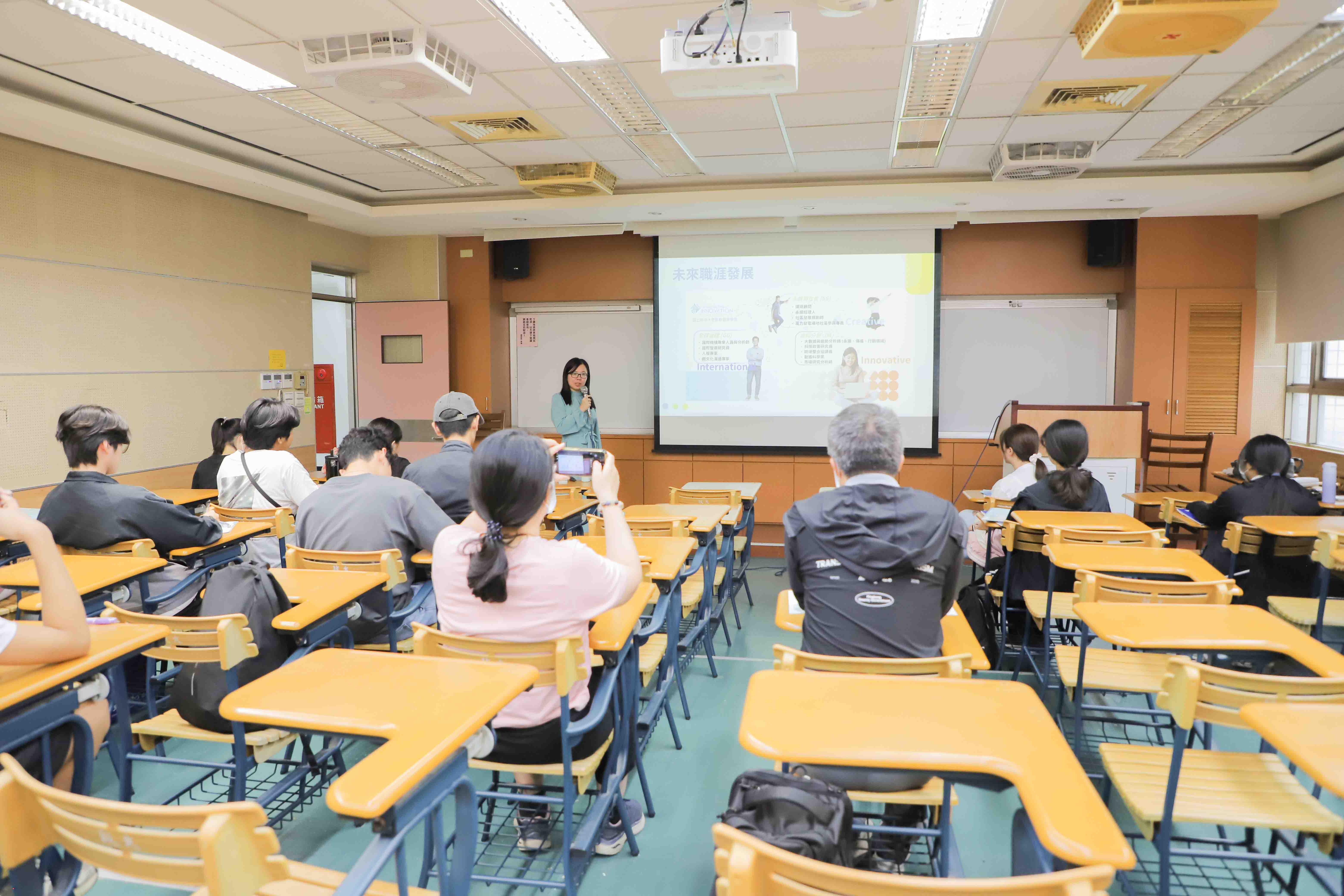 Assistant Professor Yung-Yu Tsai of ICI explaining the college’s educational philosophy and curriculum design during the in-depth talk. (Photo credit:ICI)