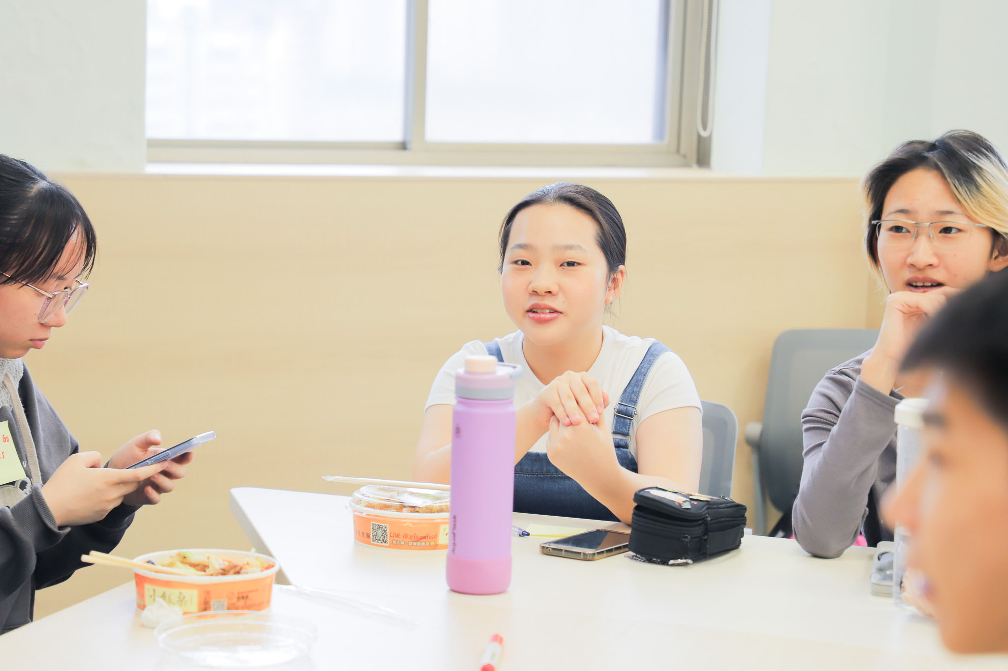 Students actively participate by raising questions and engaging in lively discussions during the lecture. (Photo credit: ICI)