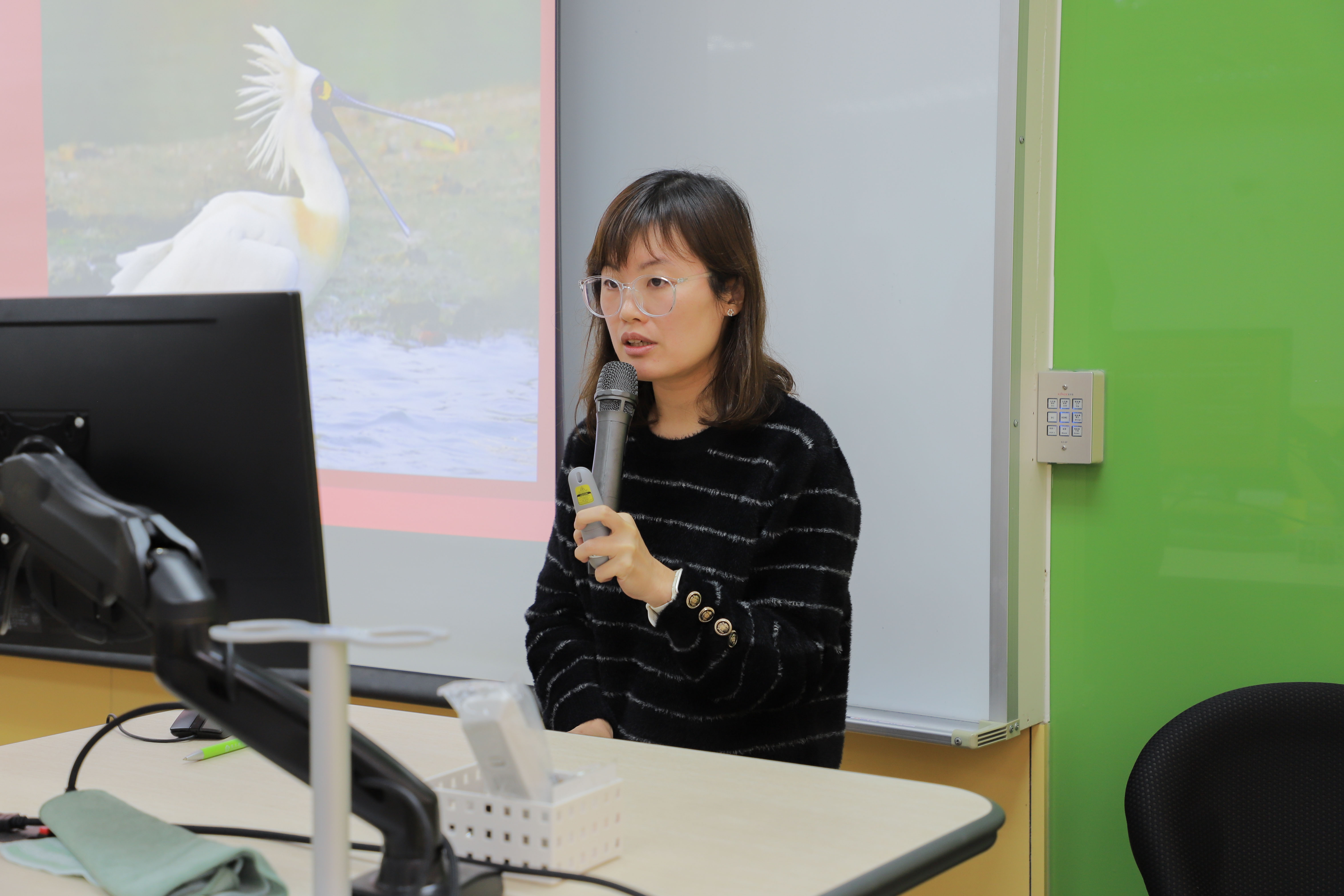 Associate Professor Hung-Ying, Chen, International College of Innovation, explained how her course integrates field visits, on-site observation, cross-cultural discussion, and zine-making to help stud