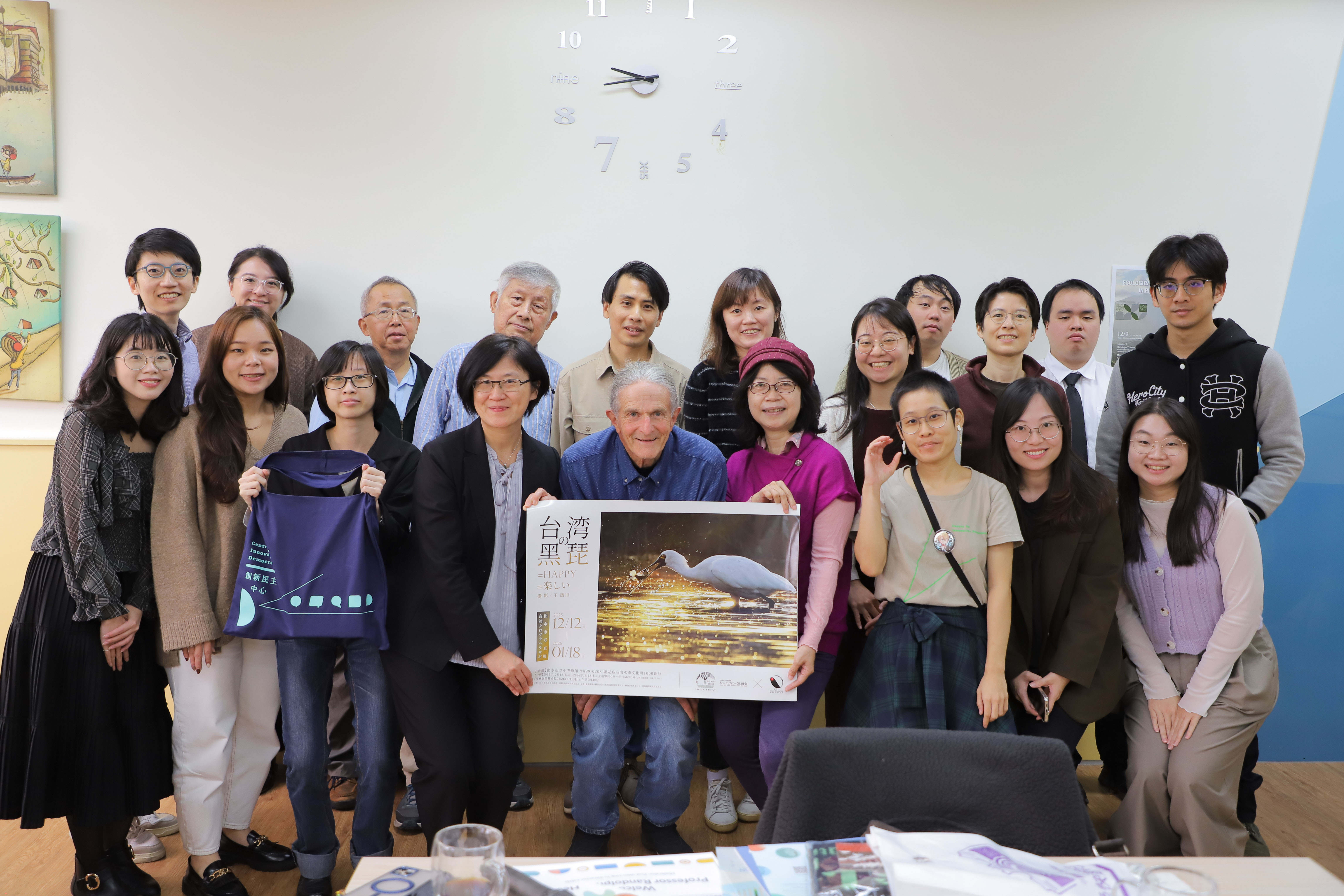 The speakers posed for a group photo following the event, marking the conclusion of the international academic exchange. (Photo credit: ICI)