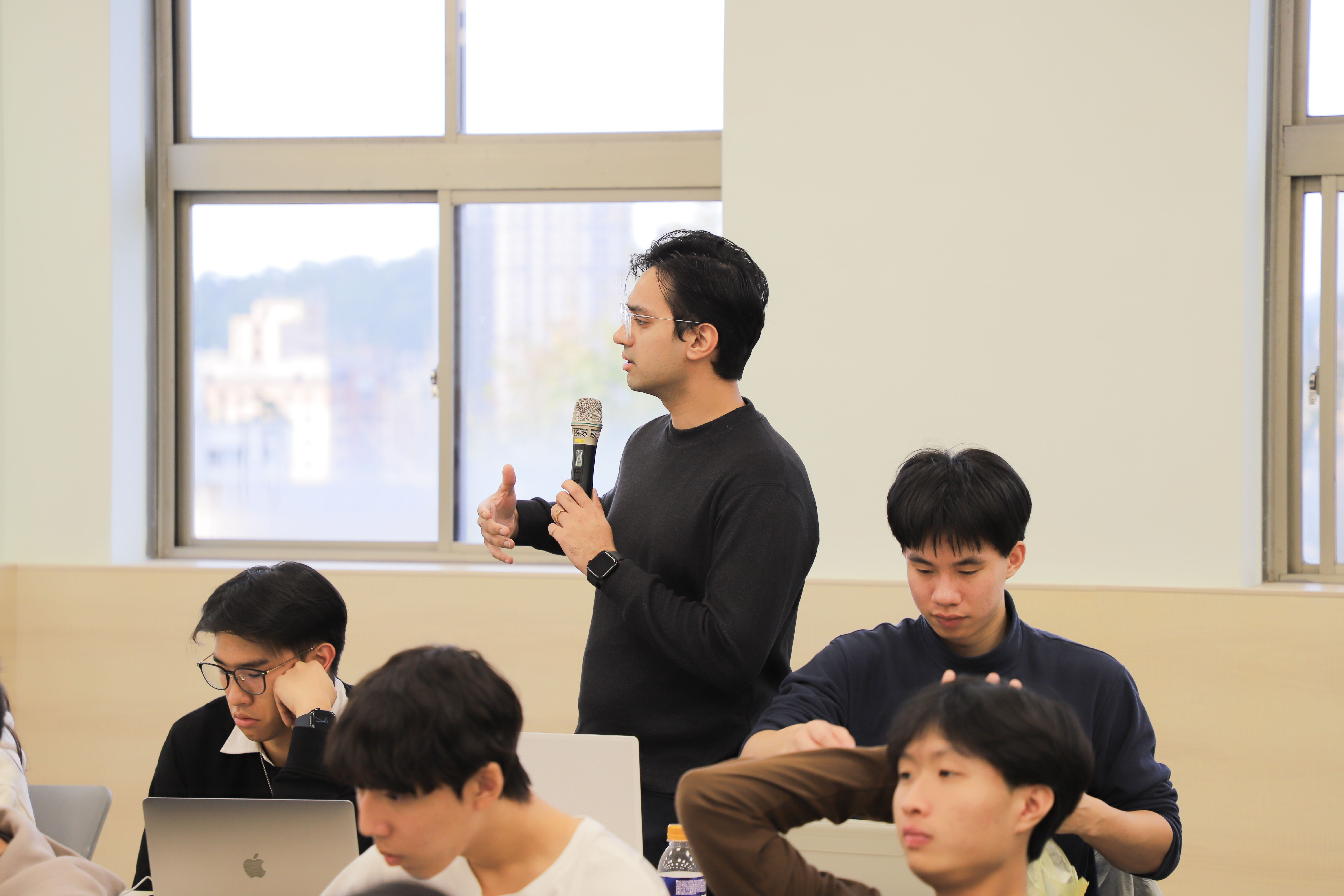 Students actively raise questions during the discussion, demonstrating their engagement, critical reflection, and serious concern for the topics addressed by the speakers. (Photo credit: ICI) 
