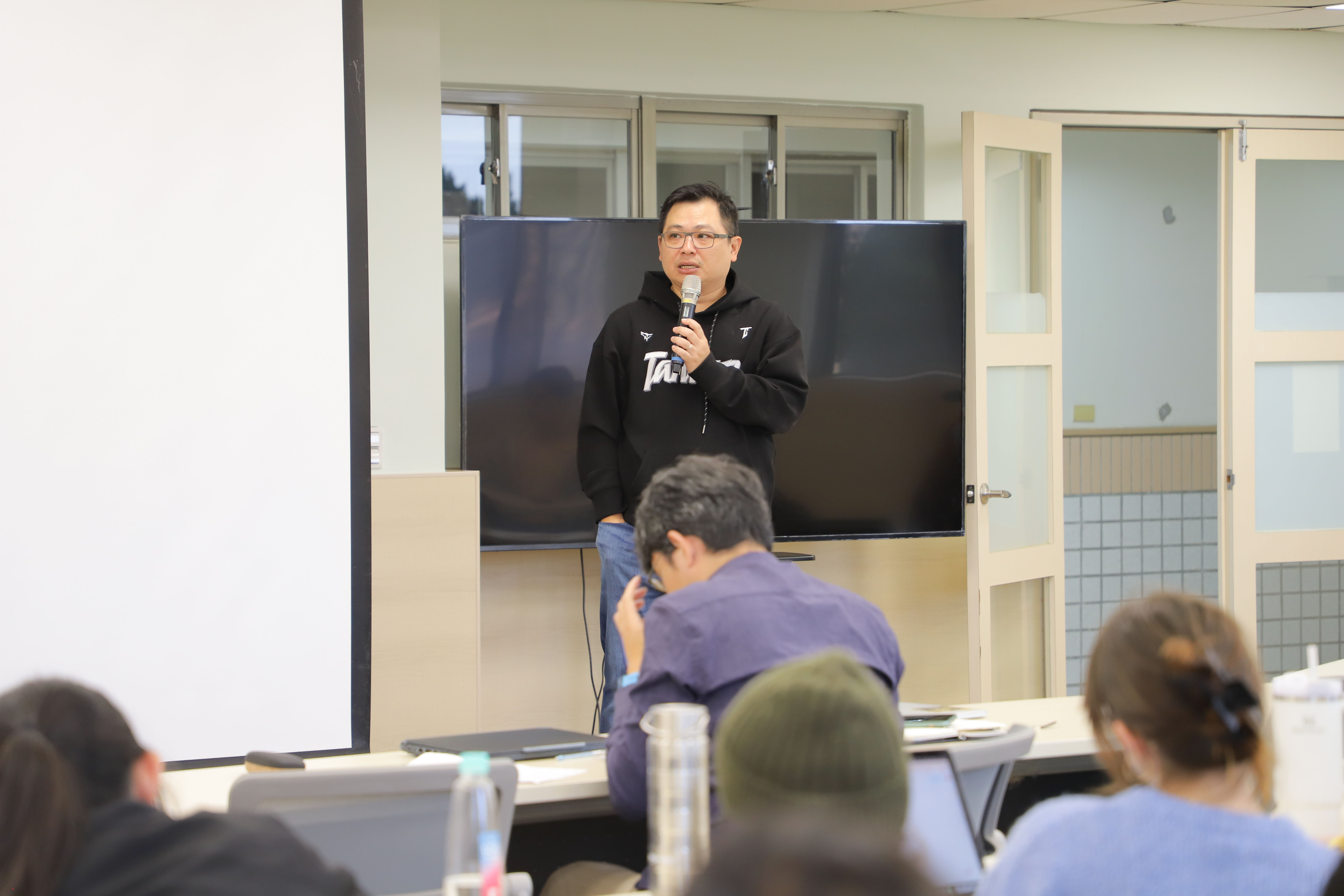 Professor Chao, Chia-wei, ICI adjunct faculty member and invited discussant, provides feedback from the perspective of energy and climate policy, deepening students’ understanding of the issues. (Phot