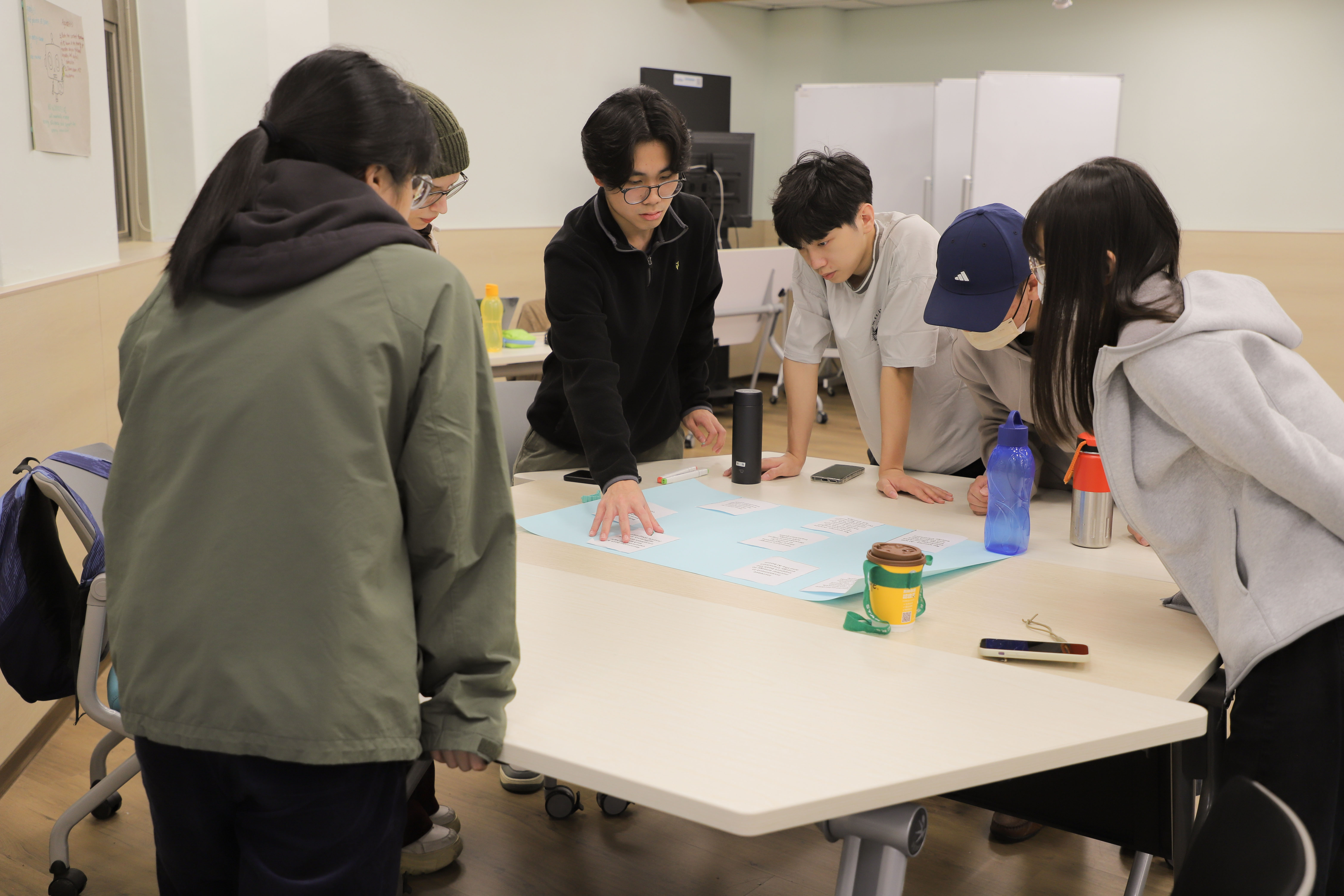 Students work in groups to create a “position map,” visually synthesizing the discussions and key insights from the activity. (Photo credit: ICI)
