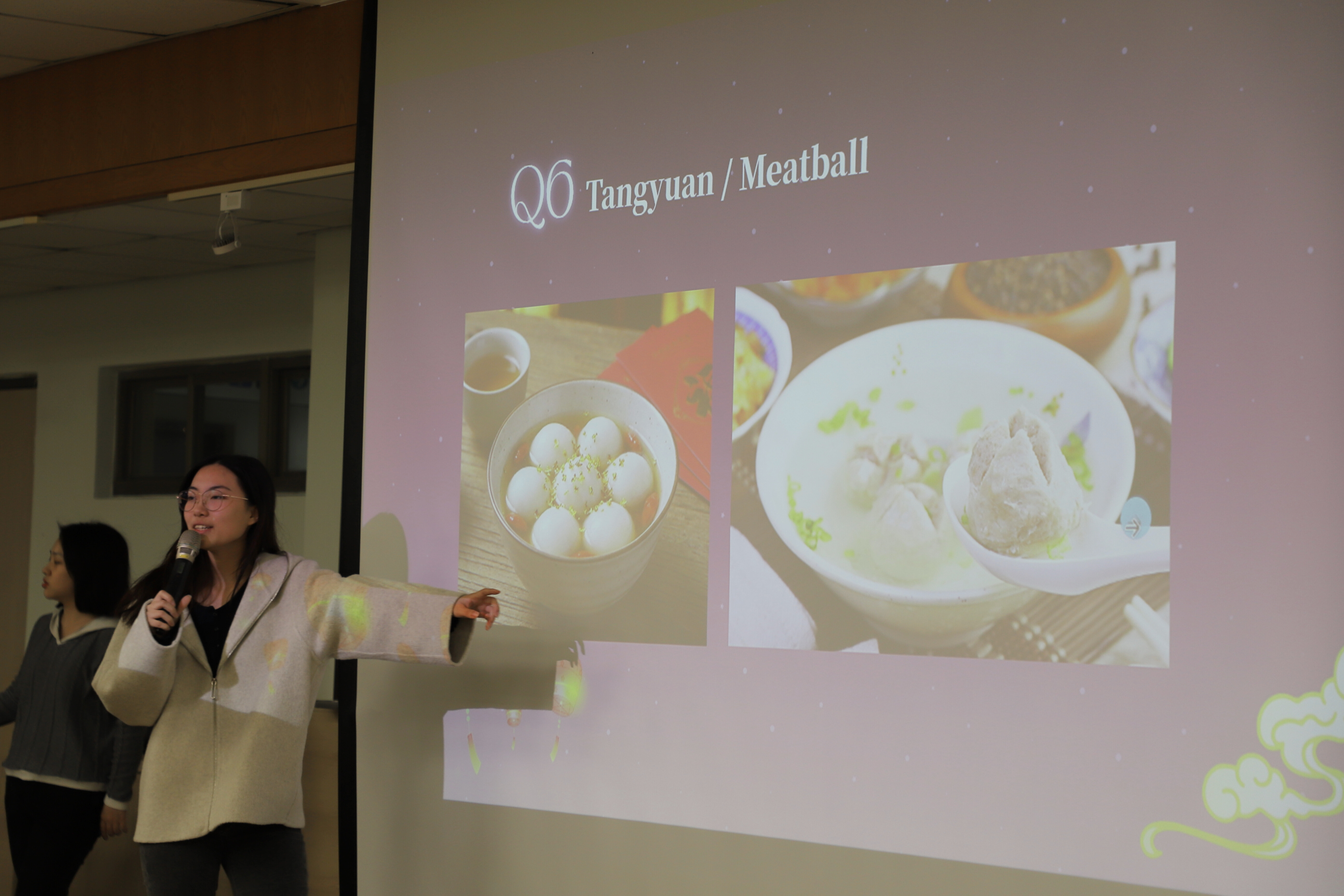 First-year ICI student 邱若妤 hosted the lantern riddle game, incorporating local culture and NCCU特色 into the riddles and creating a lively atmosphere. (Photo credit: ICI)