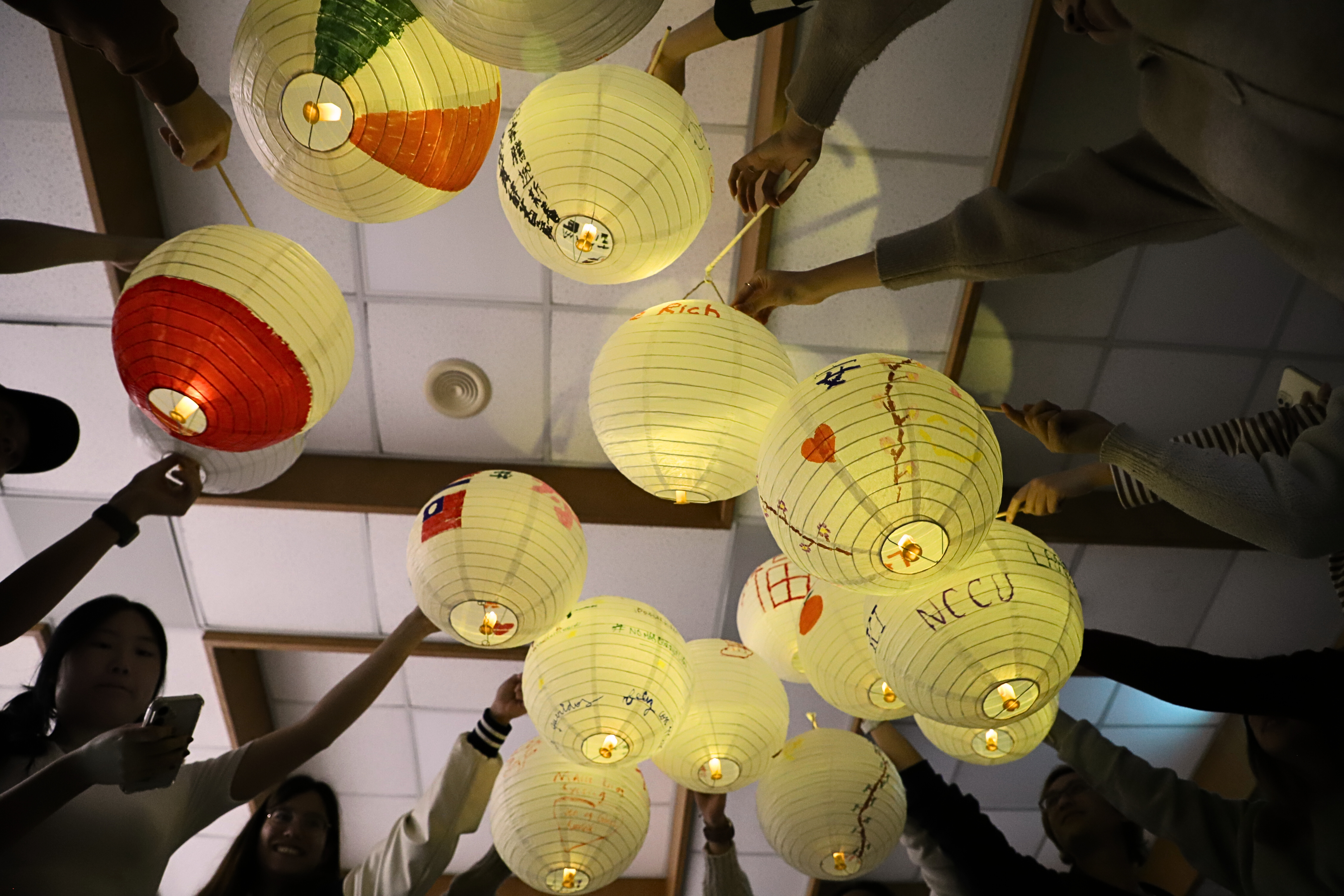 Students decorate their lanterns with drawings and New Year wishes, lighting them together as a symbol of hope for the year ahead.(Photo credit: ICI)