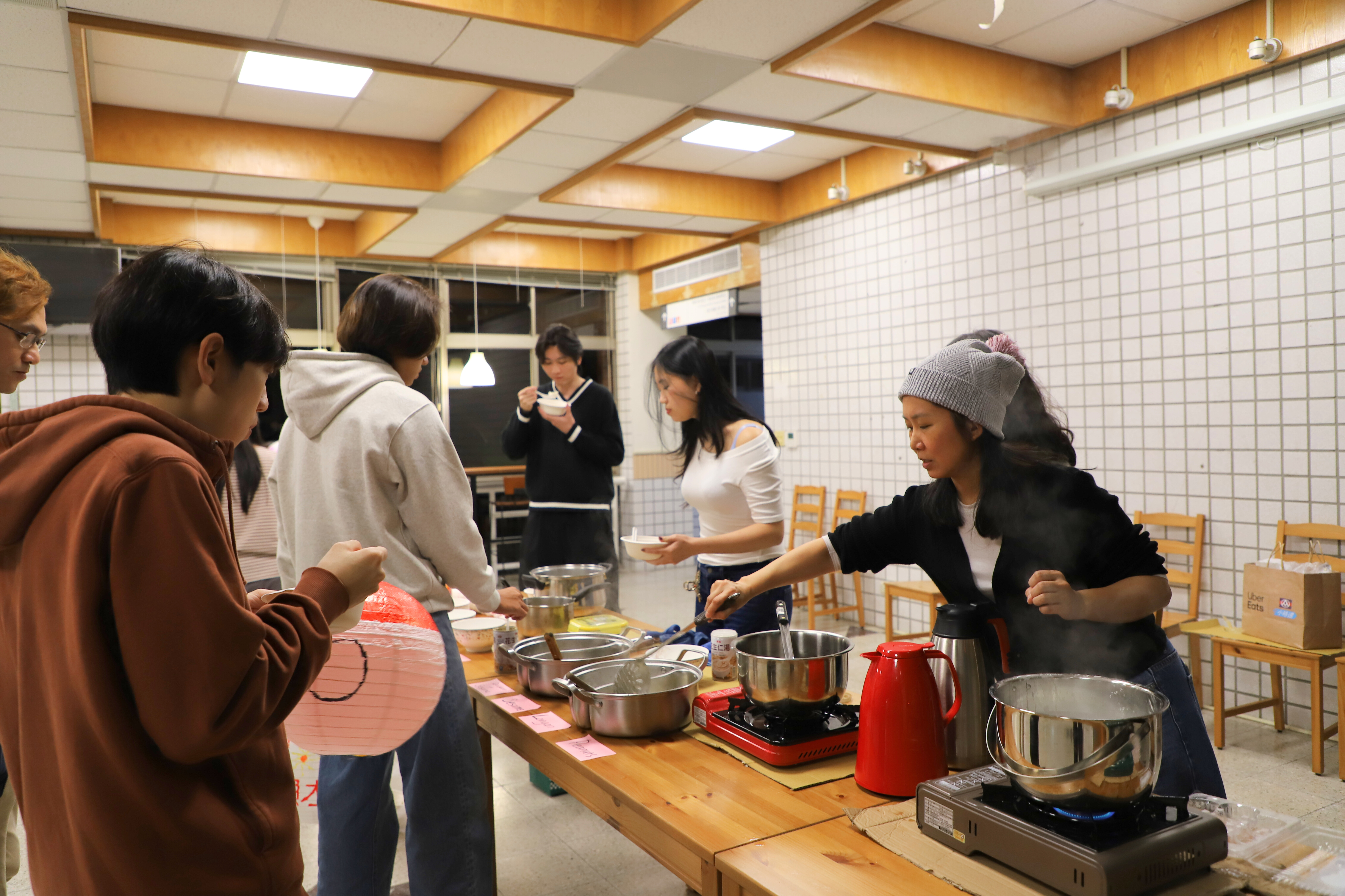ICI prepared yuanxiao in a variety of flavors for students to try. Both sweet and savory versions had their fans, and many students said the experience was unforgettable. (Photo credit: ICI)