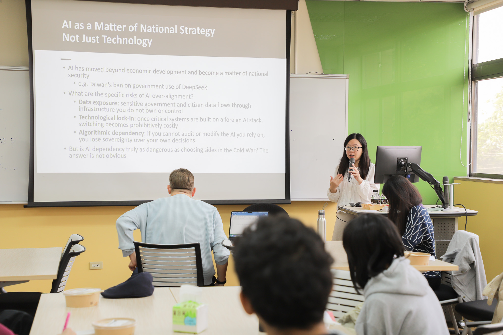Assistant Professor Yung-Yu Tsai from the International College of Innovation (ICI) served as the respondent, discussing AI as a critical issue in national security and strategic development from a po