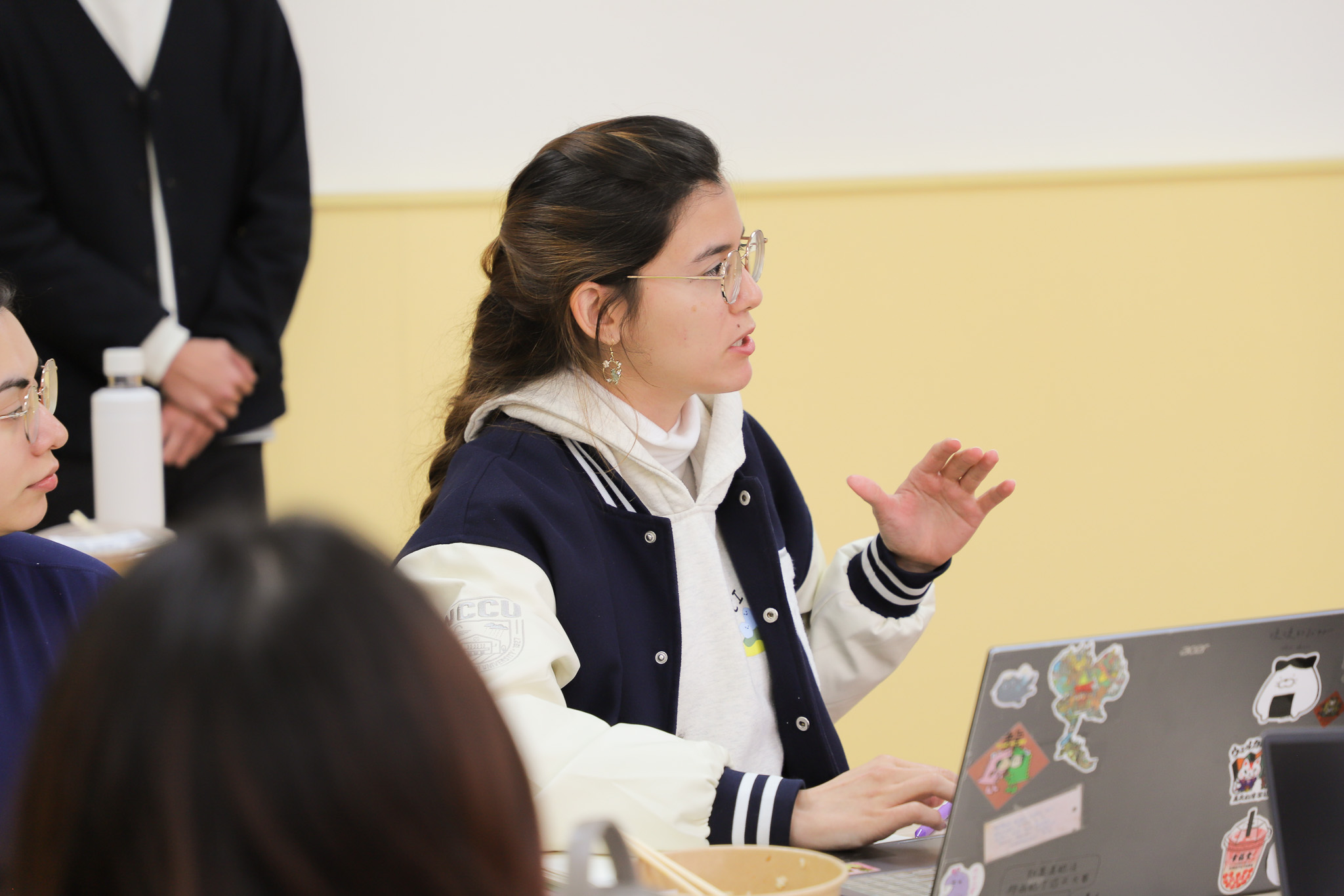 Participating students actively engaged in the lecture, raising questions and demonstrating strong interest in AI governance and global development issues. (Photo credit: ICI)