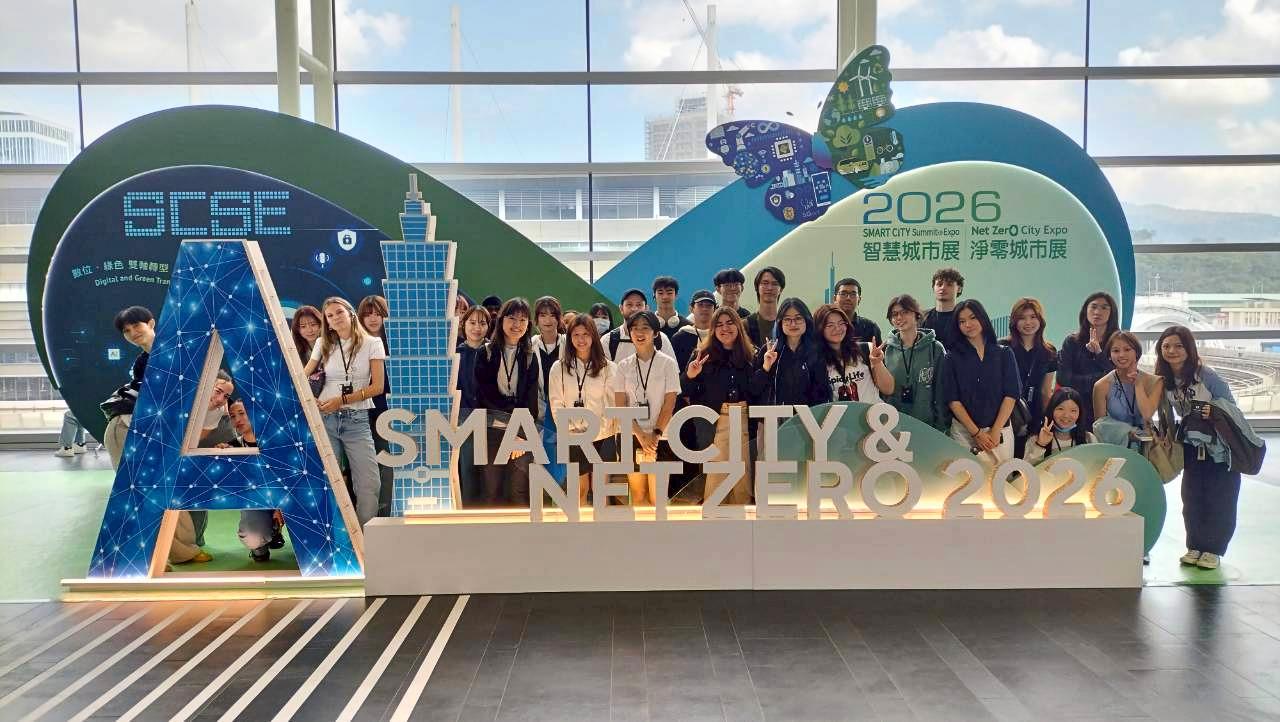International College of innovation’s human geography class explores space, AI and governance through Taipei Smart City Expo. 