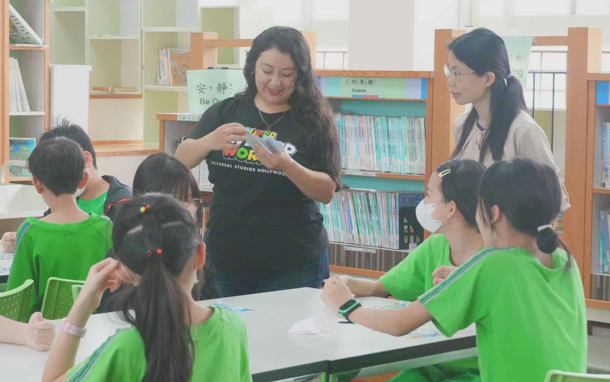 Mexican participant María Guadalupe Robles introduce “Lotería,” a Mexican bingo game, to students. (Photo credit: ICI)