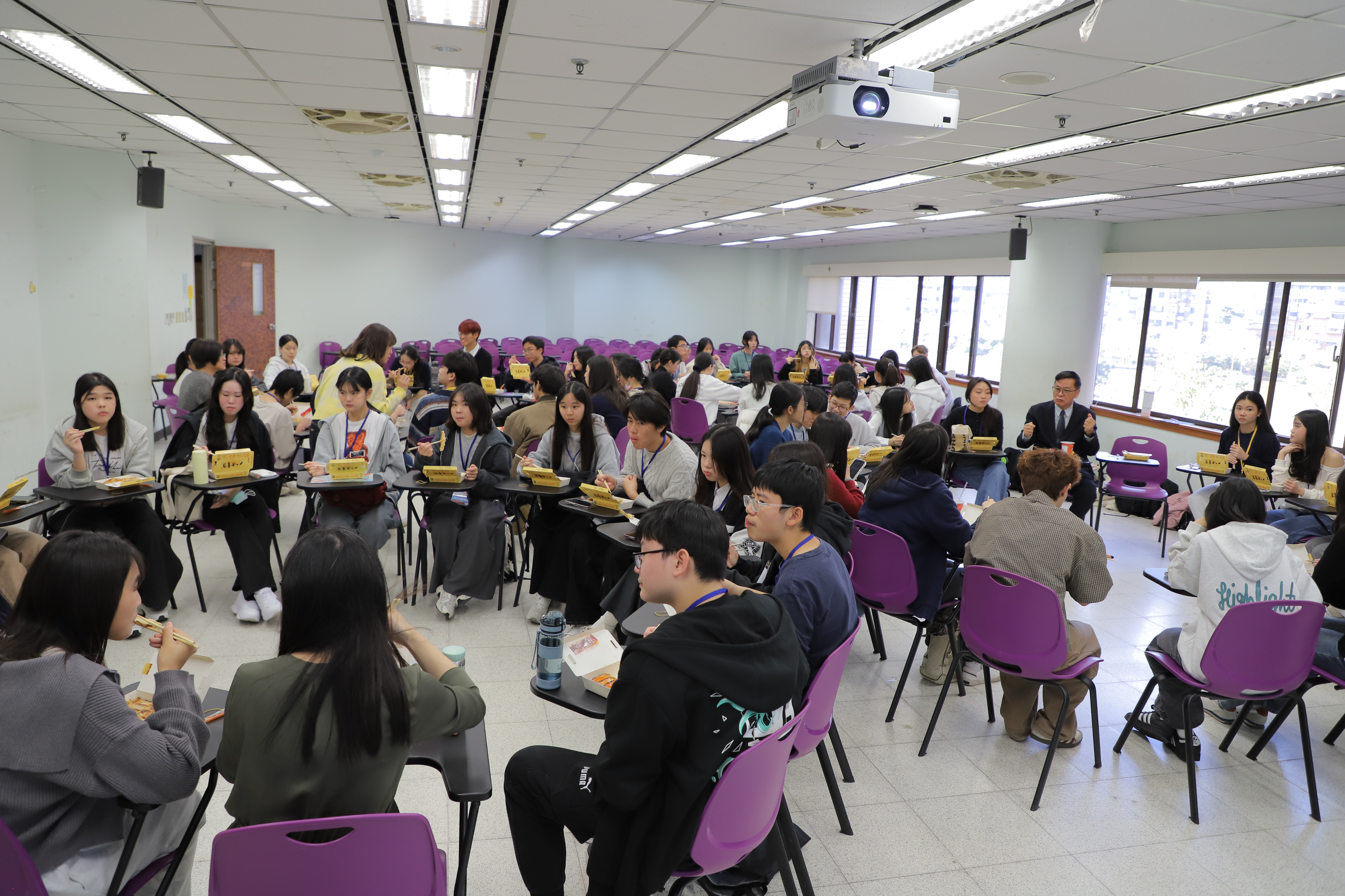 During the lunch session, students engaged in small-group discussions with faculty members and senior students, gaining insights into curriculum design, interdisciplinary learning experiences, and fut