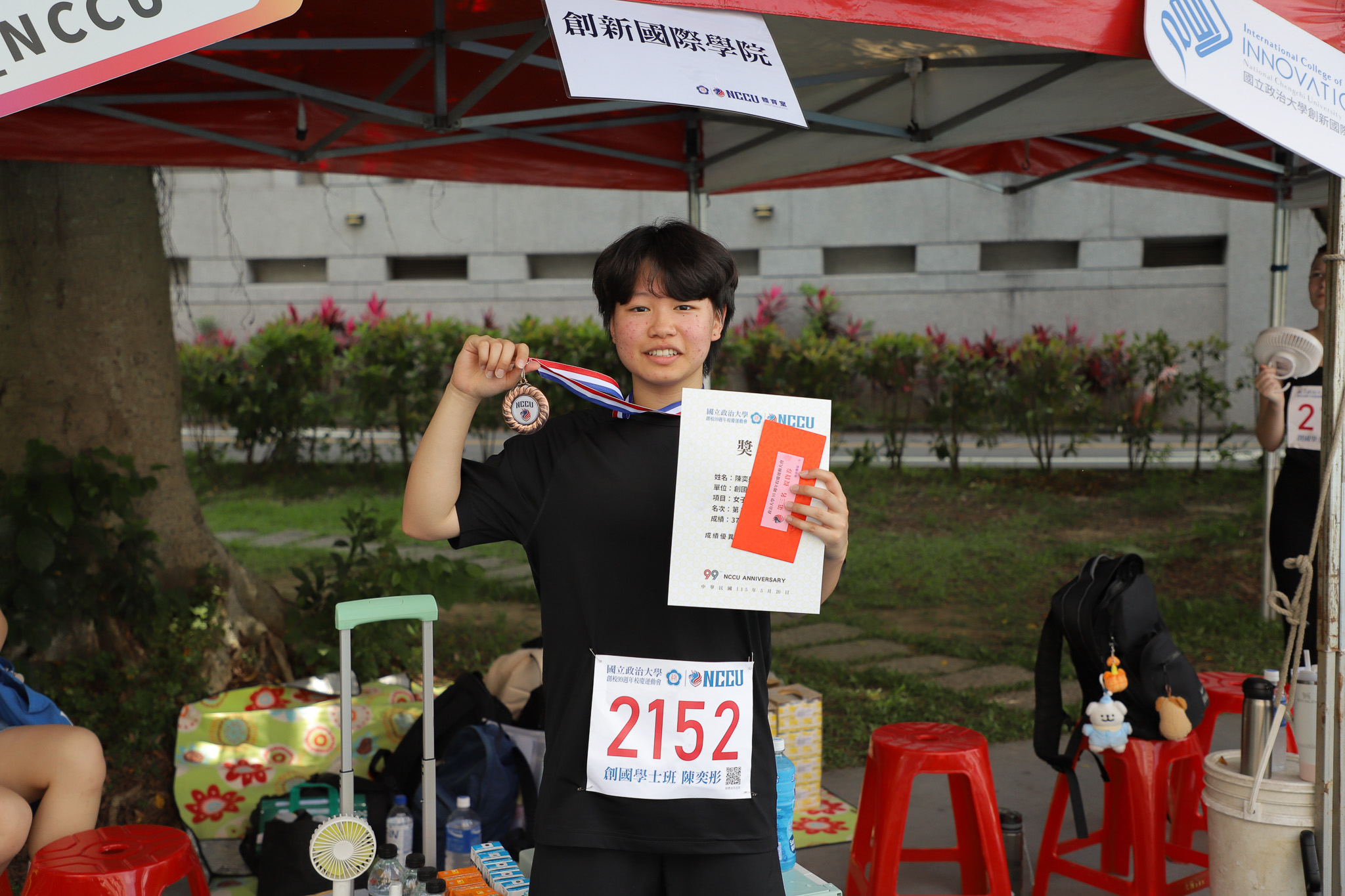 ICI student 陳奕彤 won the bronze medal in the softball throw event.(Photo by ICI)