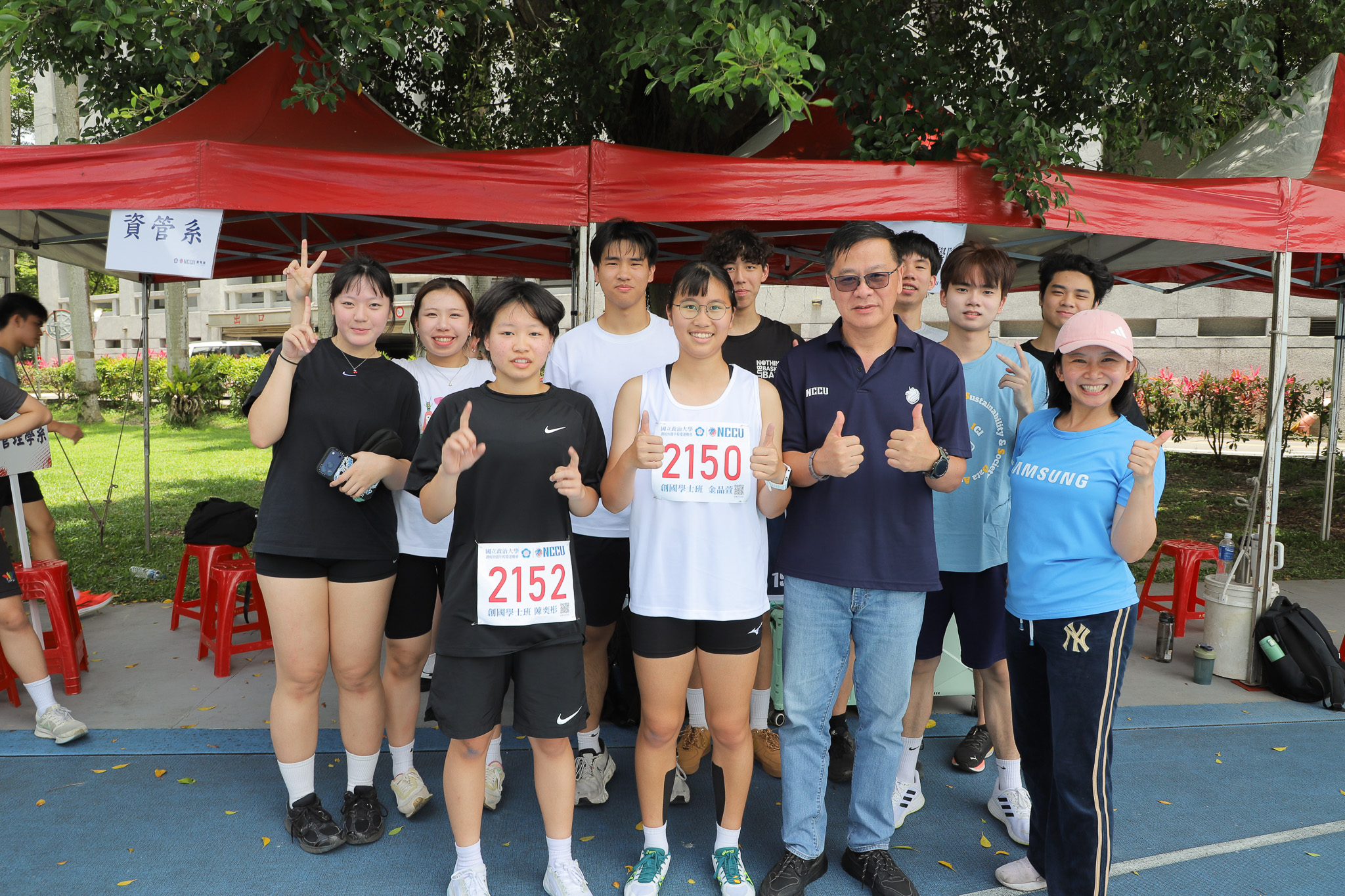 Group photo of ICI faculty and students. (Photo by ICI)