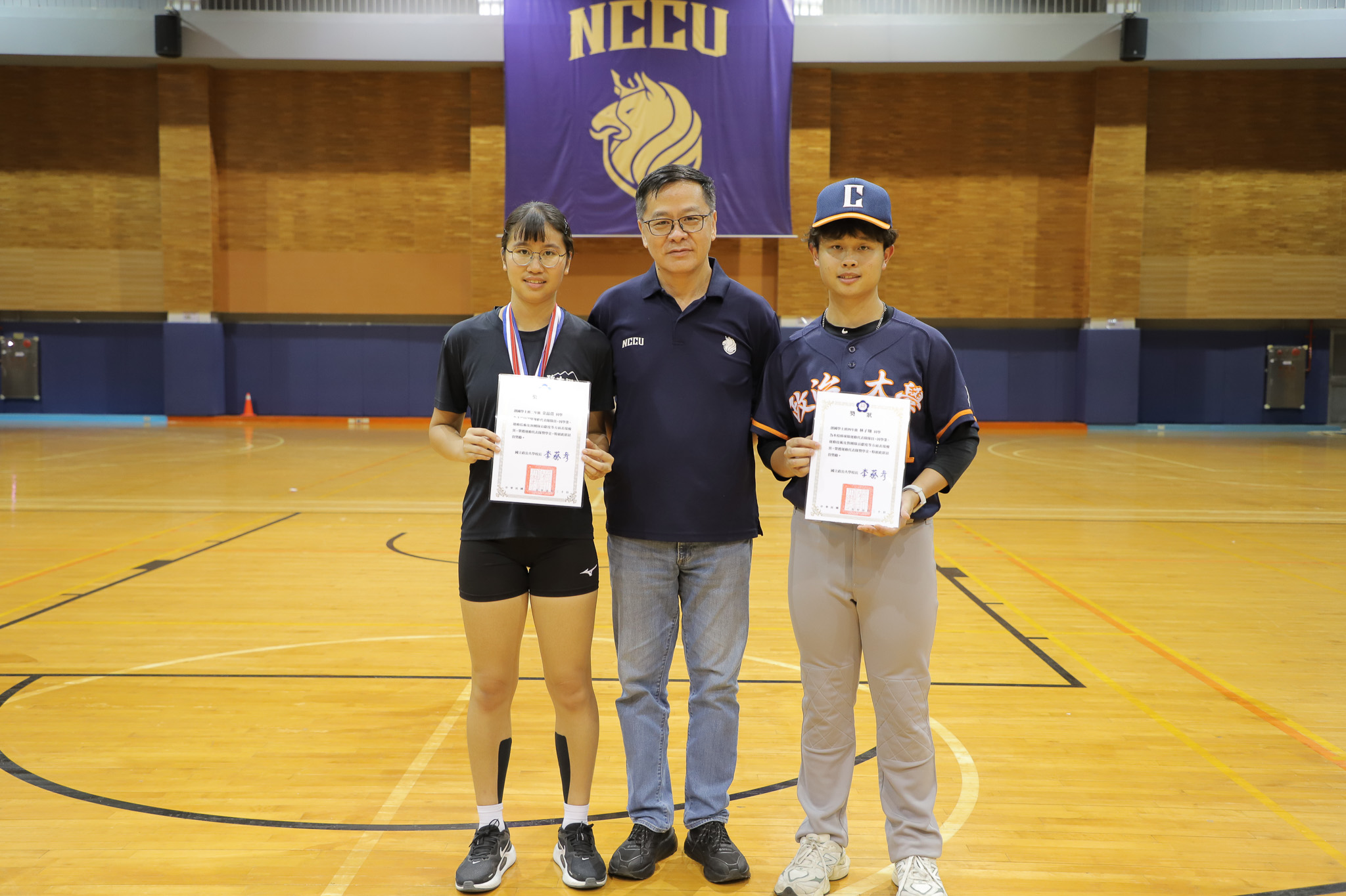 ICI sophomore student 金品萱 and senior student 林子翔 received the NCCU Varsity Athlete Scholarship.(Photo by ICI)