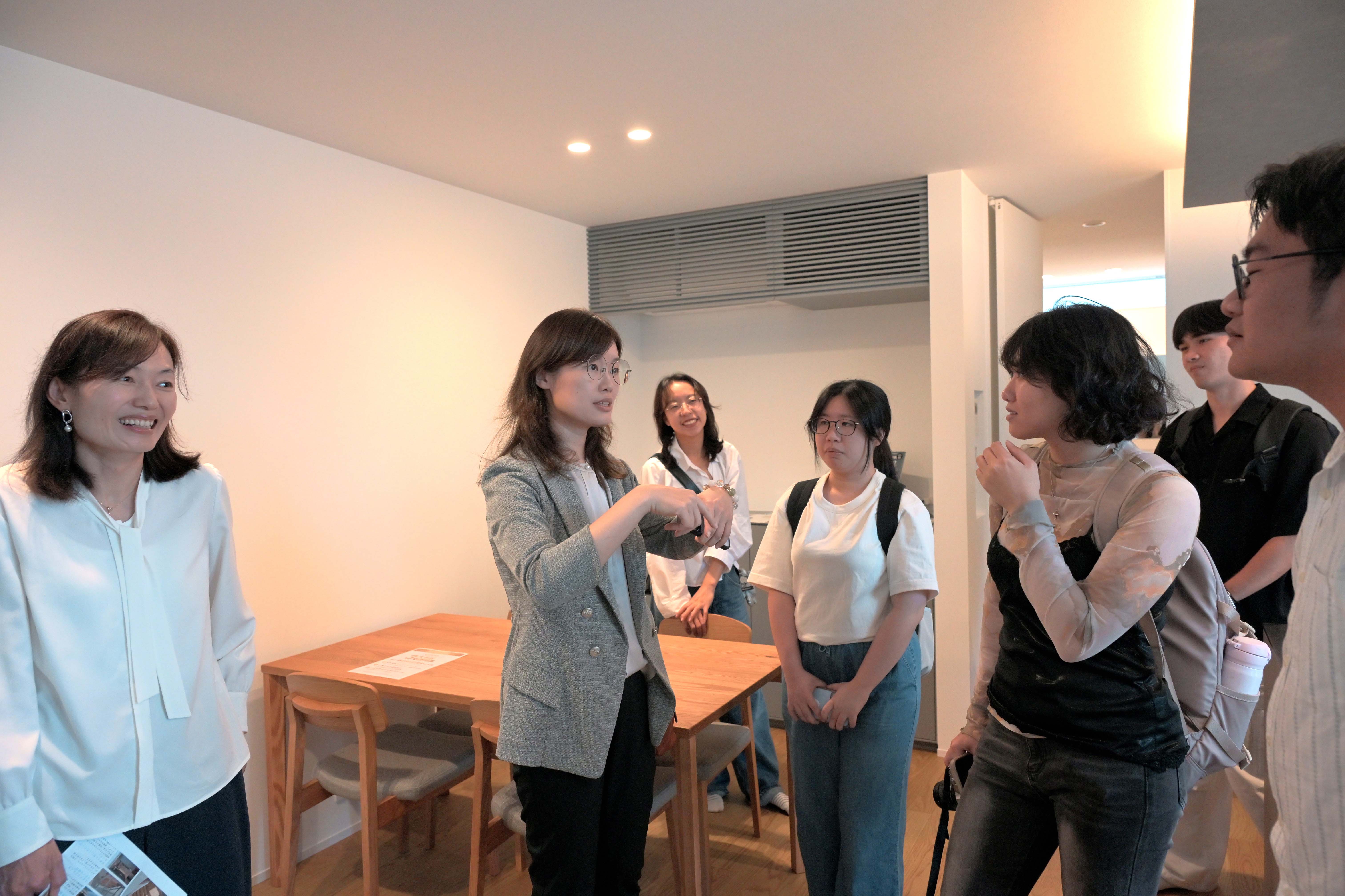 The team visited a newly completed residential developments by local developer Anesis Group to discuss and exchange perspectives on housing and living cultures in Taiwan and Japan. (Source: Michelle T