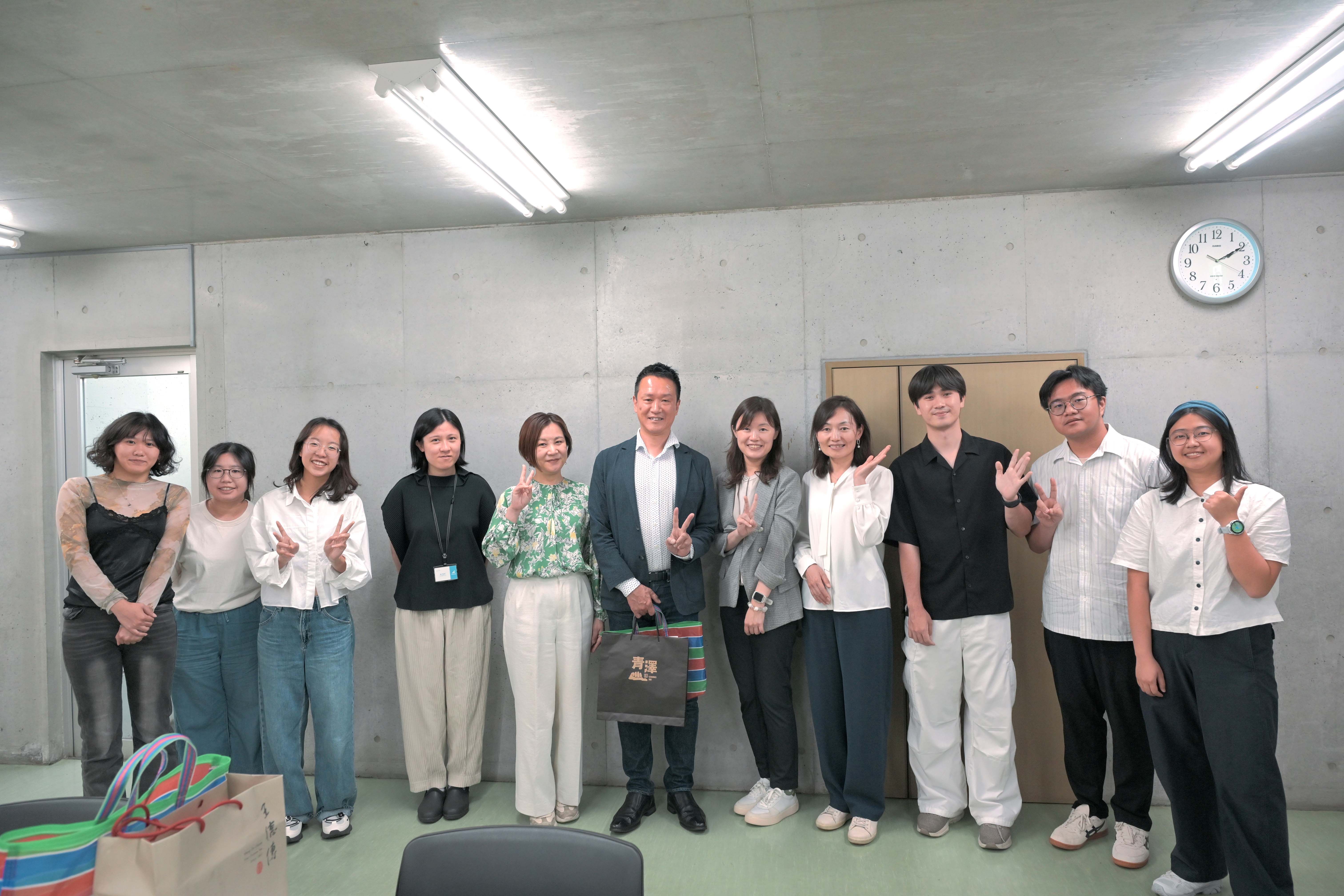 The team also visited the office of Anesis Group and conducted in-depth interviews with President Yabuuchi Mayumi (fifth from the left) and Real Estate Division Manager Murakami Takayori (sixth from t