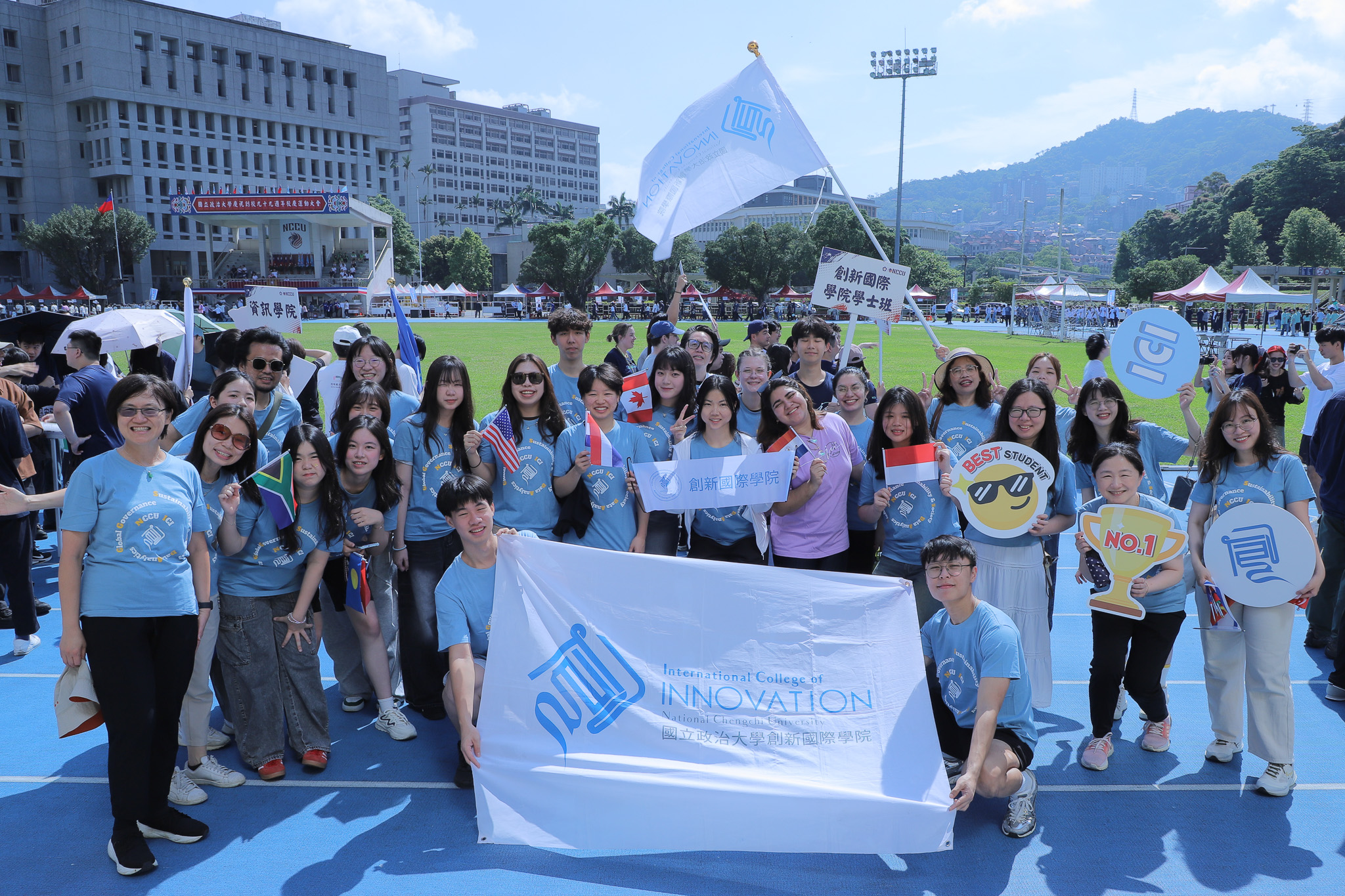 Dean Tu poses for a group photo with ICI students during National Chengchi University's Anniversary Celebration. (Photo by ICI)