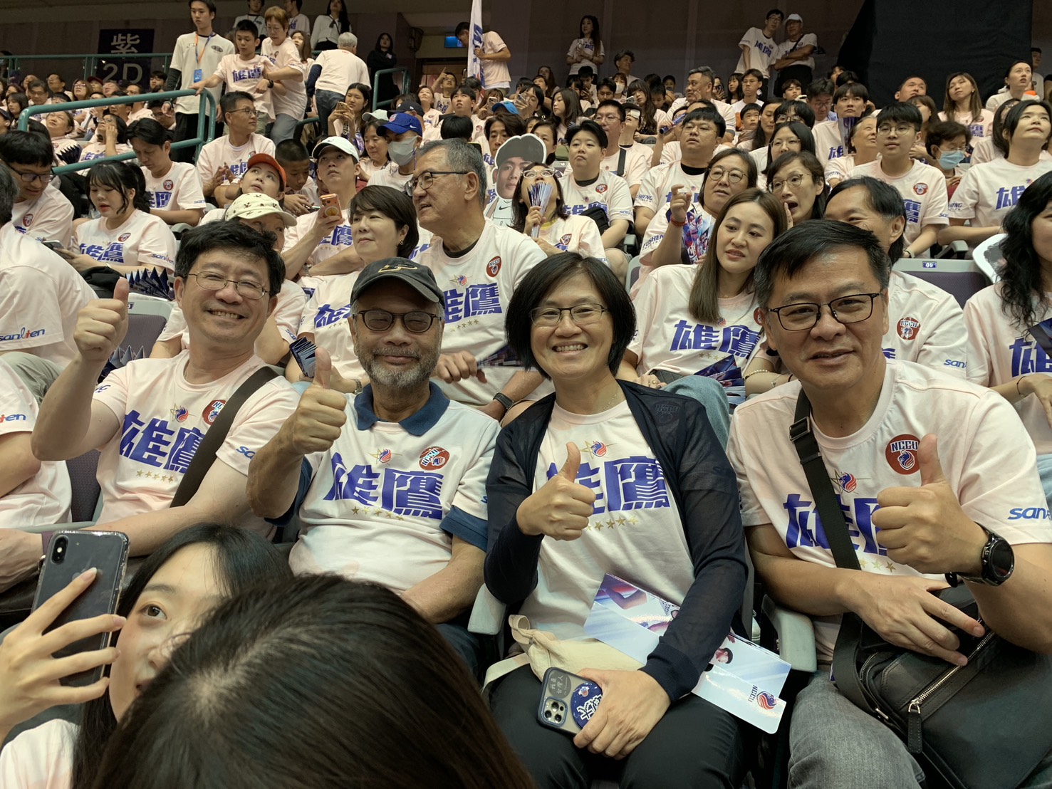 Dean Tu cheers on the NCCU Griffins at the Taipei Arena. (Photo by ICI)
