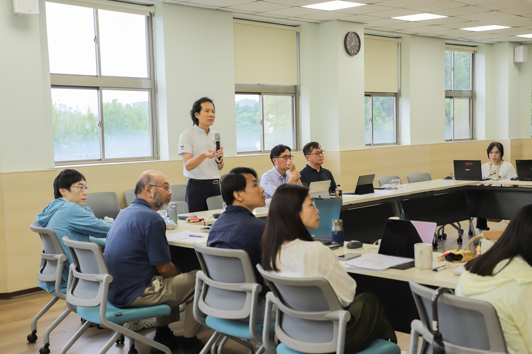 Professor Shih-Hsun Hsu, Vice President for Research and Development at NCCU, gives a presentation on the practical applications of AI in administrative work and workflows. (Photo courtesy of ICI)
