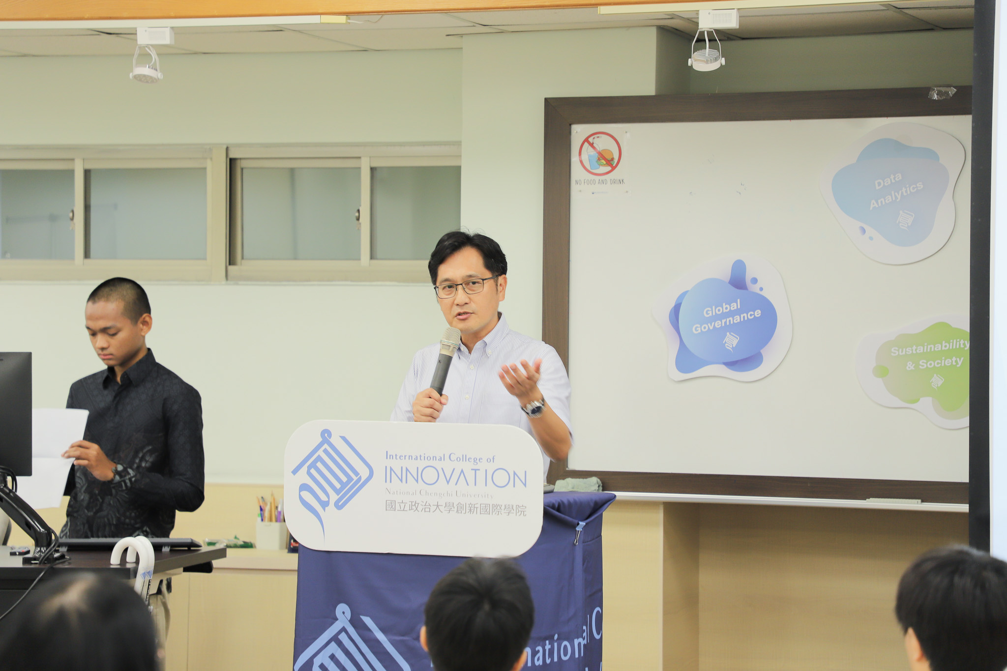 ICI Dean Professor Kuang-Ta Lo delivers remarks at the event, encouraging new students to make the most of ICI’s diverse learning environment. (Photo courtesy of ICI)