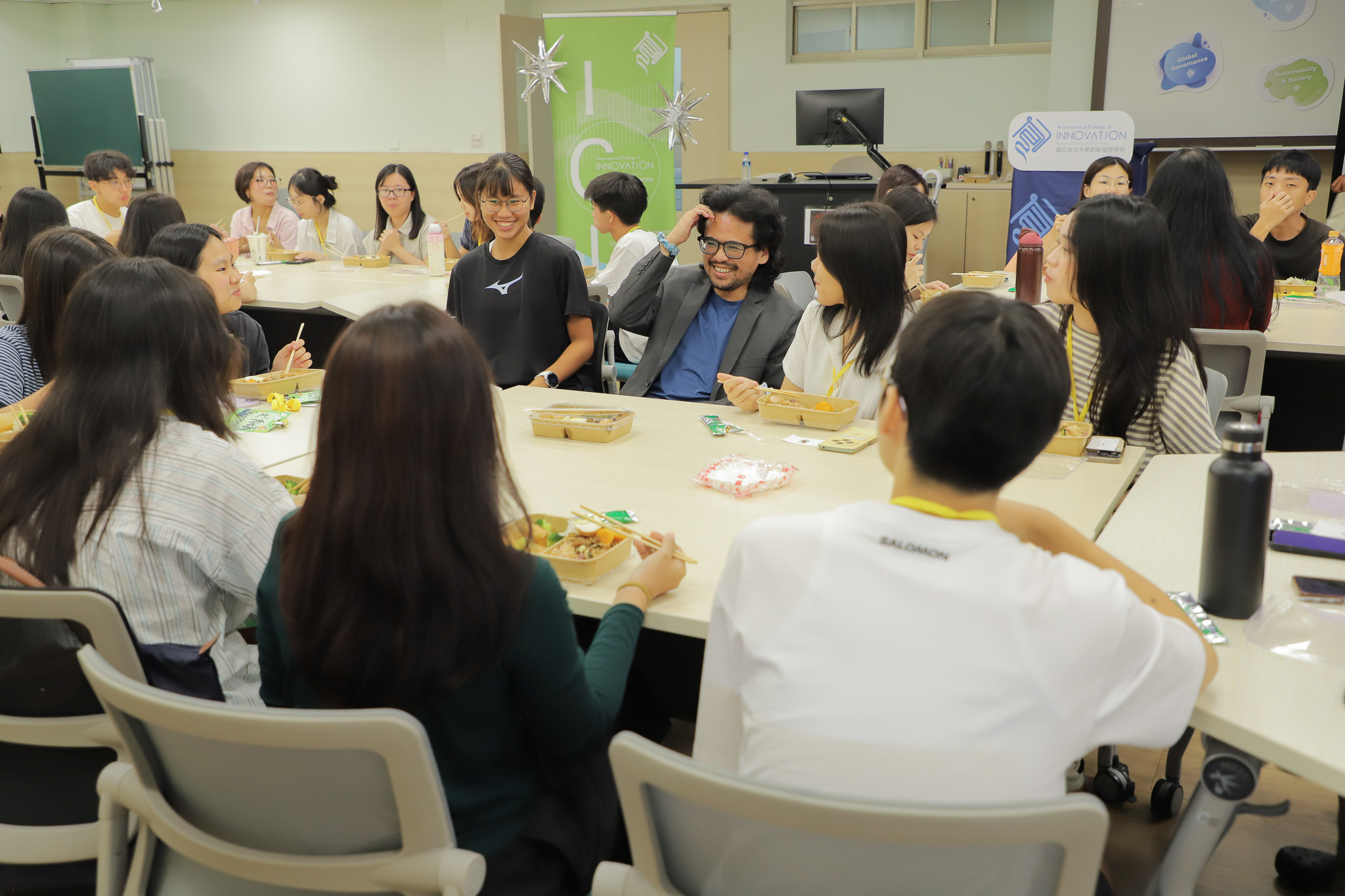 ICI faculty members and new students interact over lunch, getting to know one another in a relaxed atmosphere. (Photo courtesy of ICI)