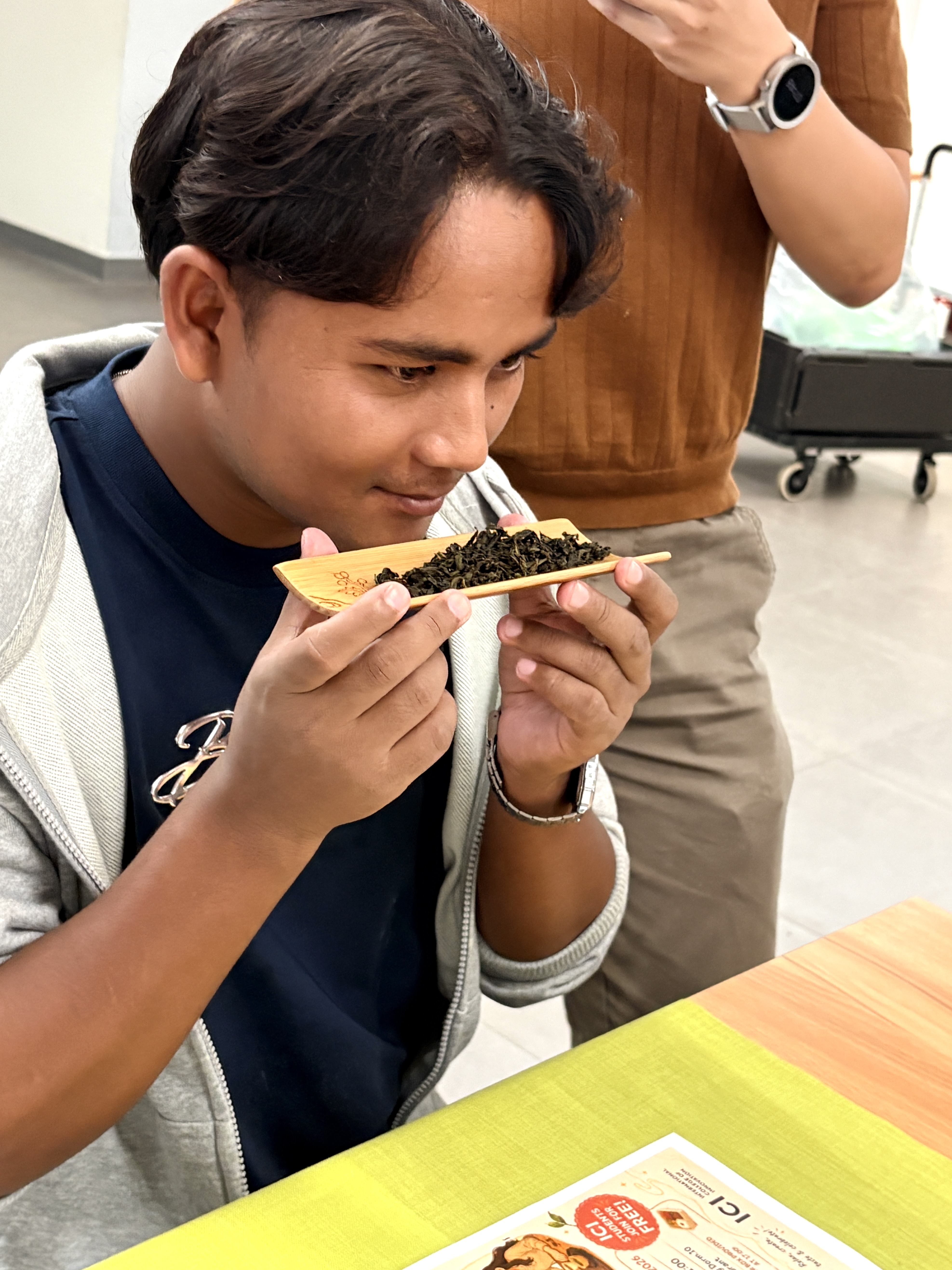 ICI students experience a traditional tea setting and explore Taiwanese tea through tasting and observation.(Photo courtesy of ICI)