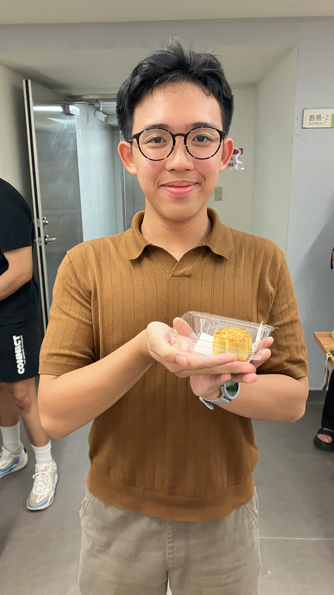 Students proudly take home their handmade tea-infused mooncakes and pineapple cakes.(Photo courtesy of the ICI)