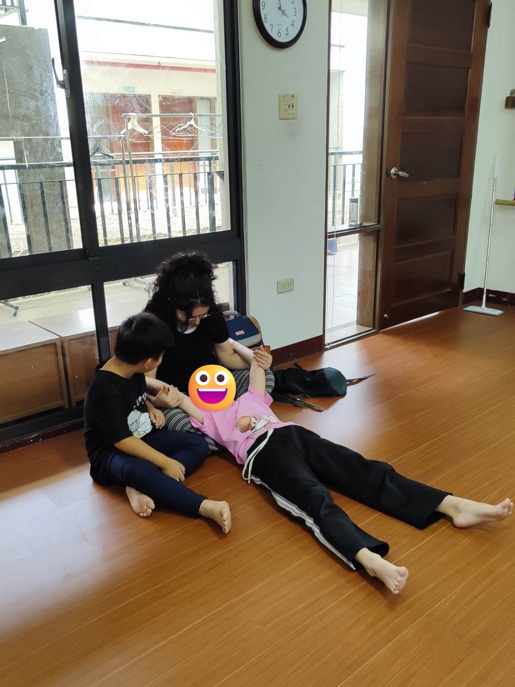 Children and National Chengchi University students taking a break during the interactive class,,relaxing and spending time together. (Source: Ingrid Pereira)