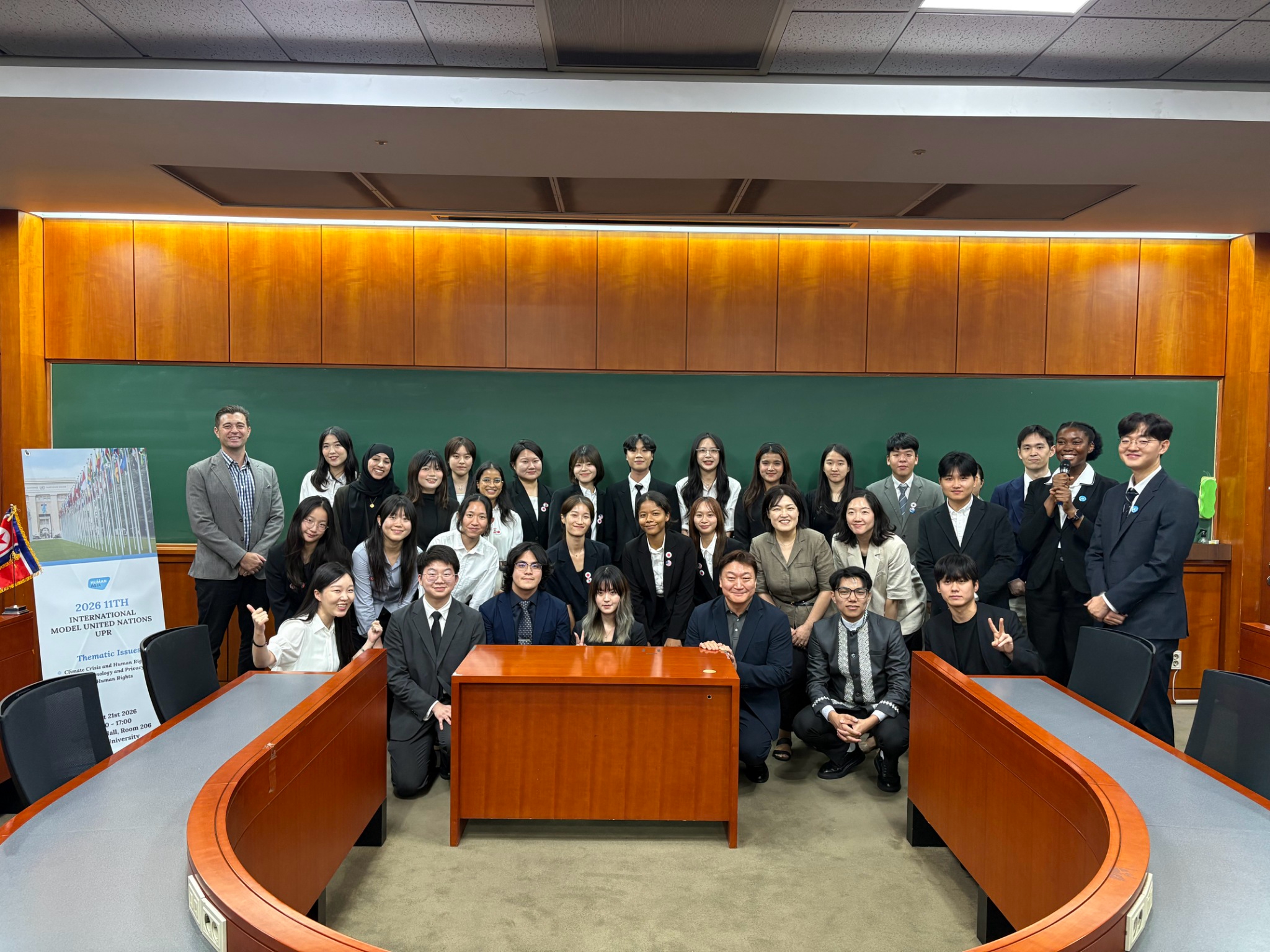 Hsin-Yu Yen (front row, fourth from right), Yu-Chen Cheng (front row, third from left), and Tse Lo (front row, second from left) took photos with participants and judges of the I-MUN UPR competition, 